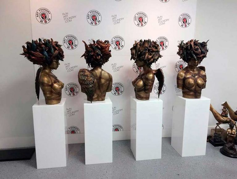 Mujer con Pájaros — Escultura en bronce